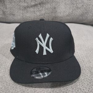 New York Yankees Black Snapback Cap with Silver Logo Patch Brand New
